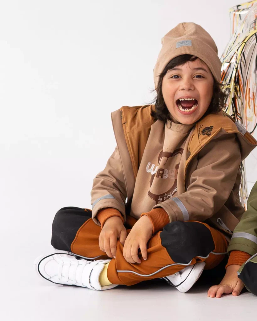 beżowa dziecięca kurtka softshell z odblaskiem