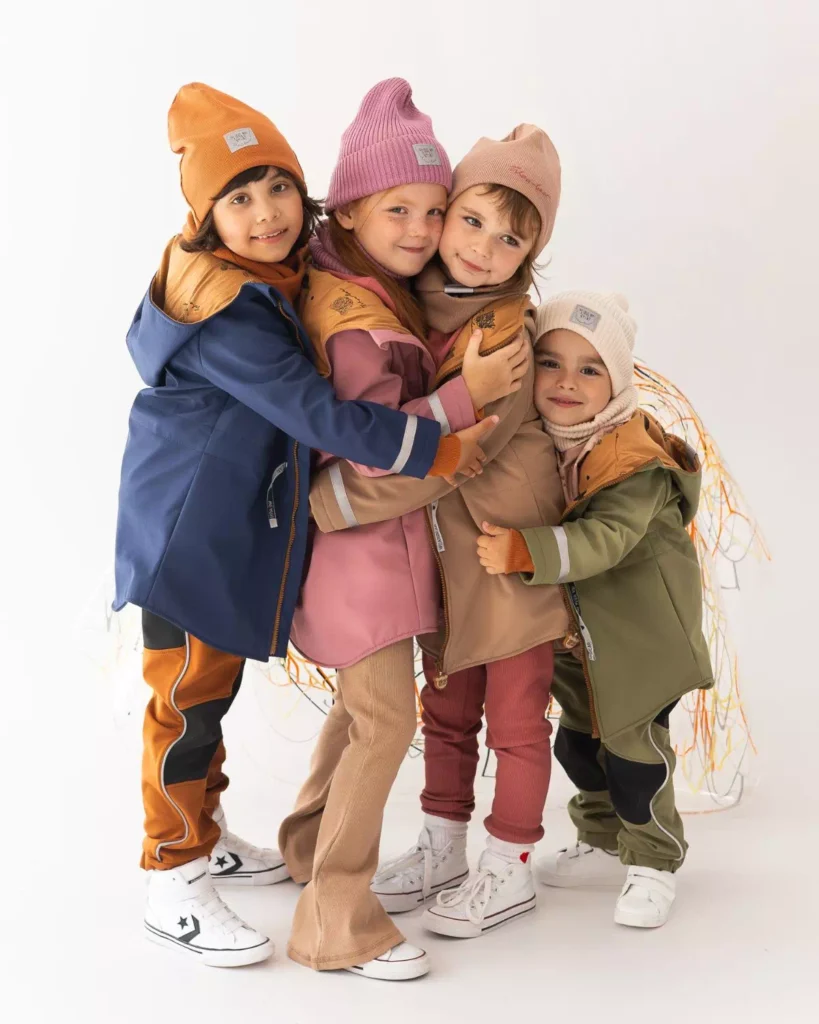 beżowa dziecięca kurtka softshell z odblaskiem