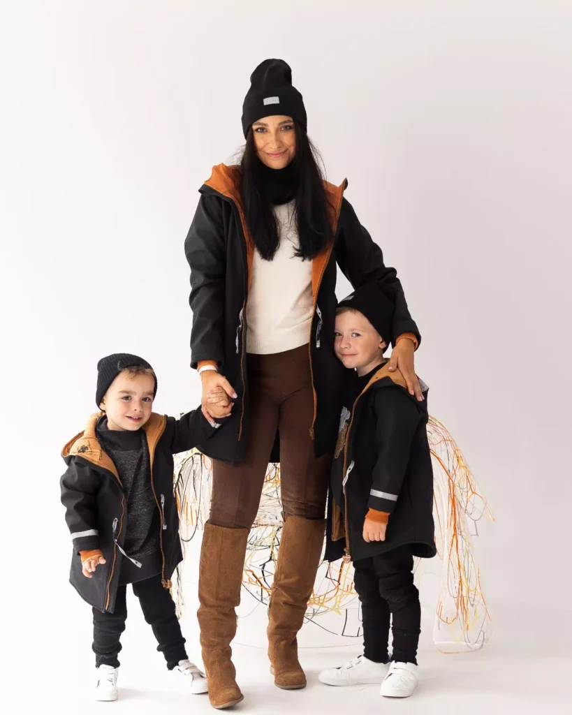 czarna czapka dziecięca z odblaskową metką