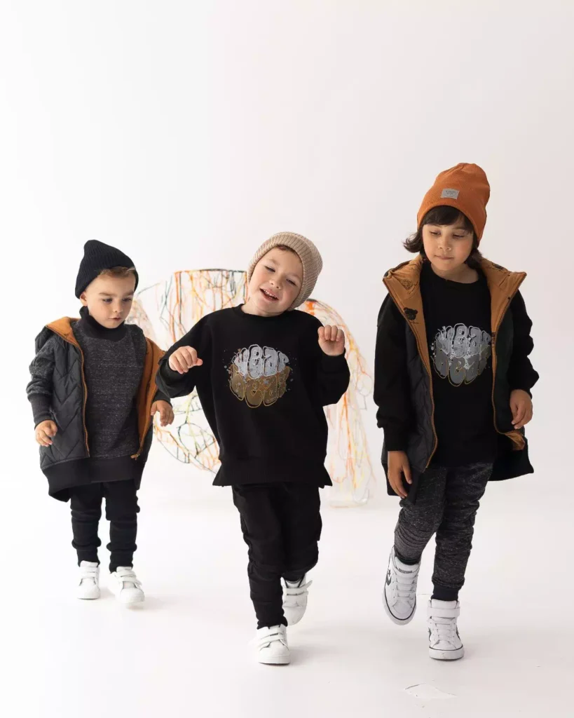 czarna czapka dziecięca z odblaskową metką