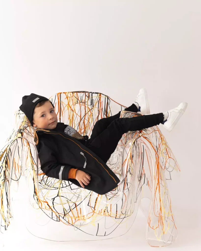 czarna czapka dziecięca z odblaskową metką