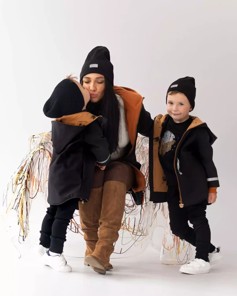 czarna dziecięca parka softshell z odblaskiem