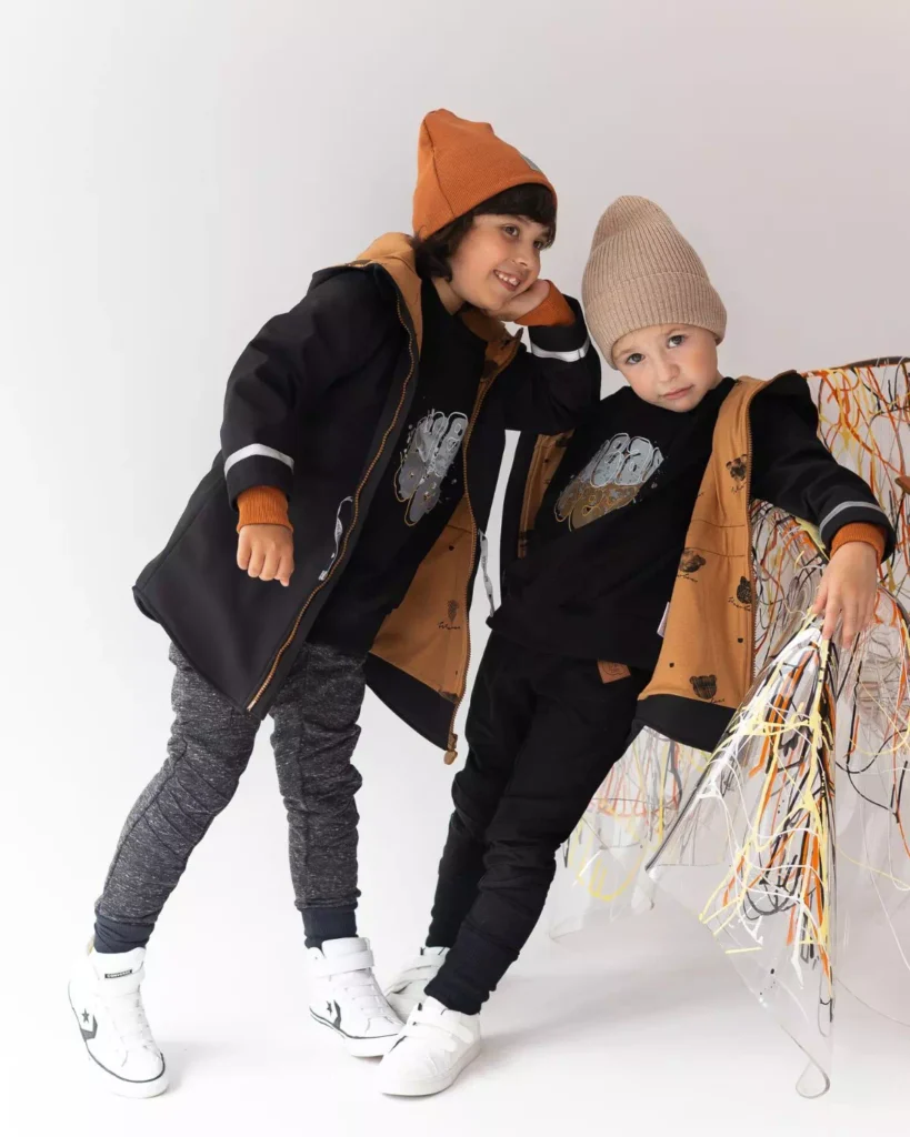 czarne spodnie ze wzmocnieniami na kolanach