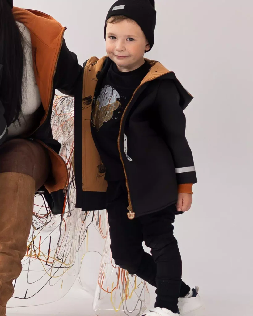 czarne spodnie ze wzmocnieniami na kolanach