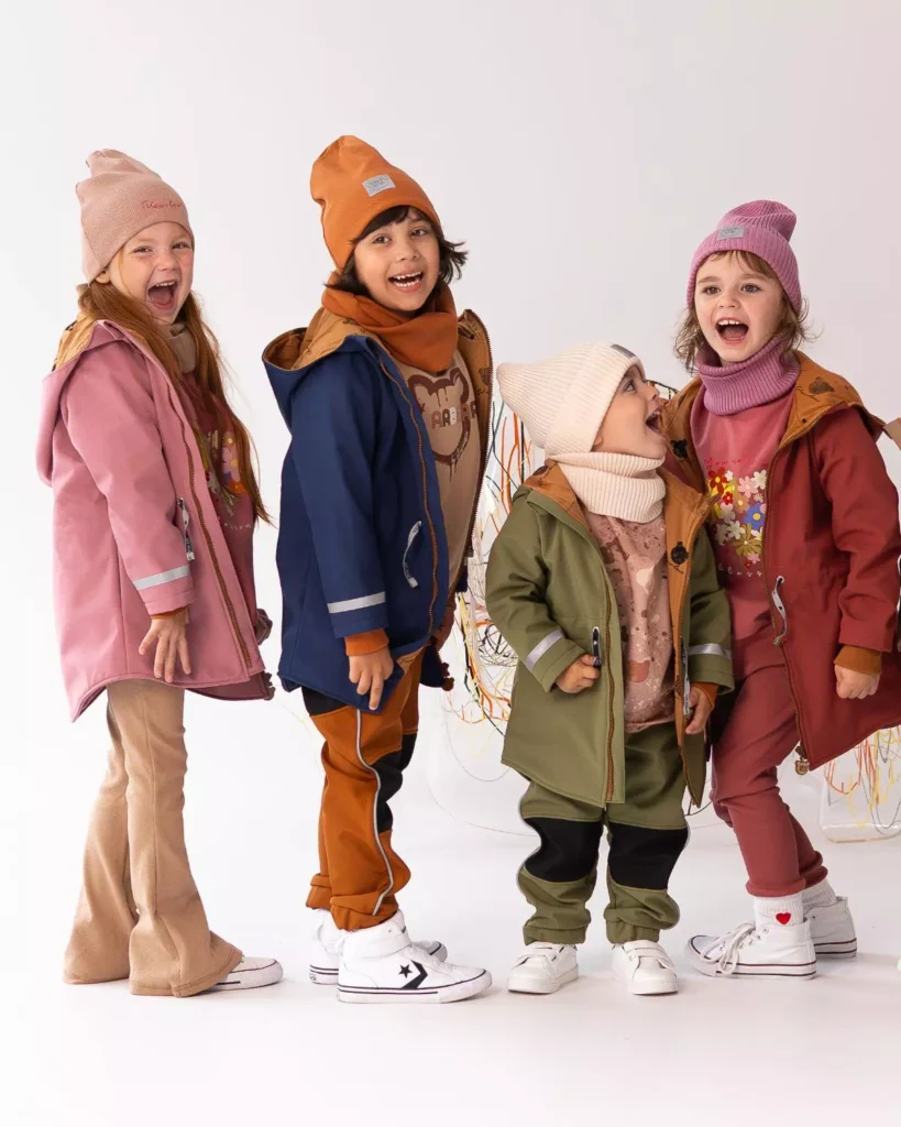 granatowa parka dziecięca z odblaskami