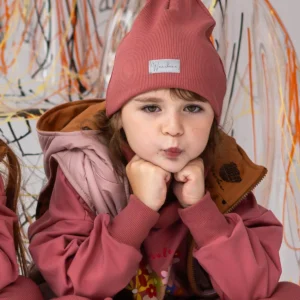 różowa truskawkowa jesienna czapka dziewczęca z odblaskową metką
