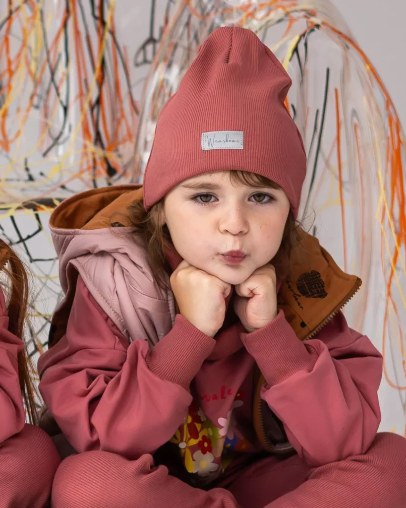 różowa truskawkowa jesienna czapka dziewczęca z odblaskową metką