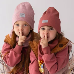 różowa truskawkowa jesienna czapka dziewczęca z odblaskową metką