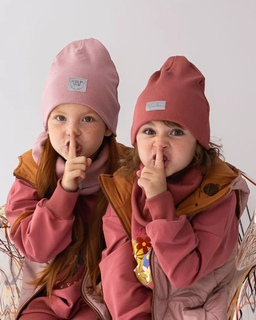 różowa truskawkowa jesienna czapka dziewczęca z odblaskową metką
