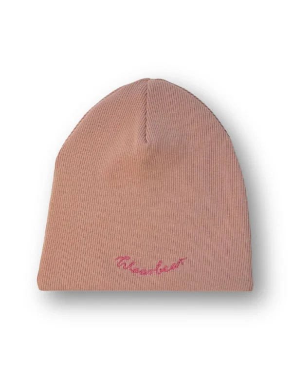 bezowa-czapka-z-rozowym-haftem