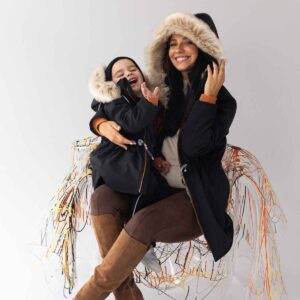 czarna zimowa kurtka dziecięca softshell z odblaskami strojmisie