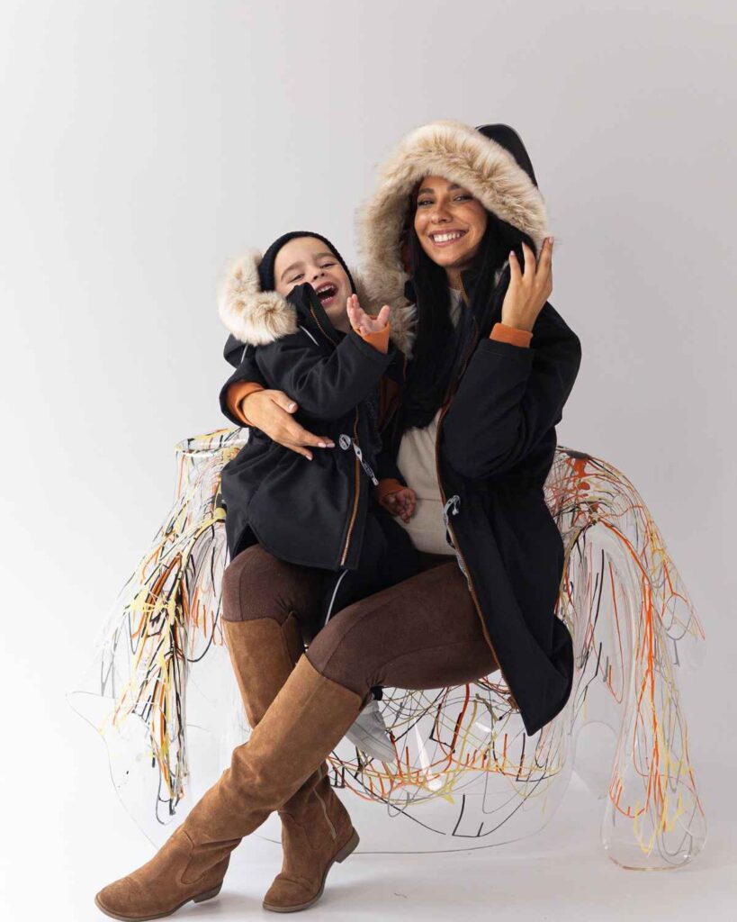 czarna zimowa kurtka dziecięca softshell z odblaskami strojmisie