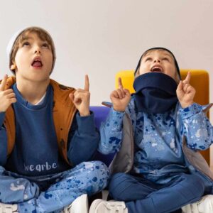 szara kamizelka chłopięca z niebieską podszewką splash (5)