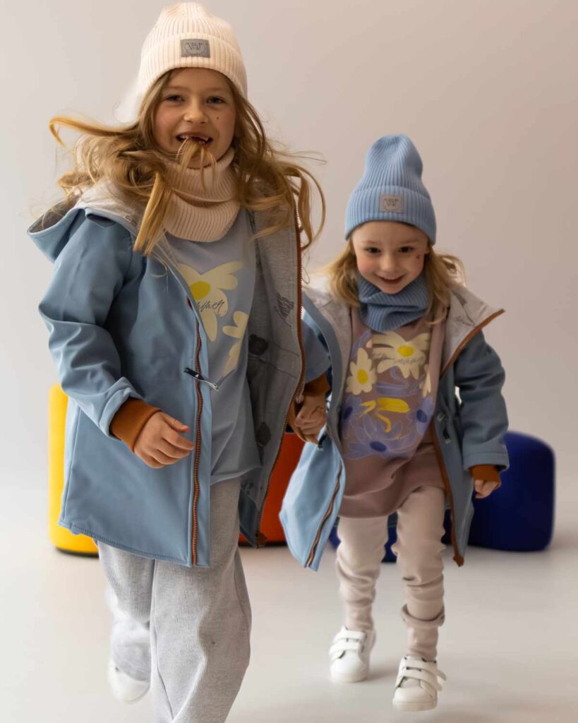 jasno różowa bluza dziewczęca z nadrukiem duże kwiaty