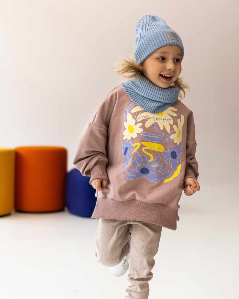 jasno różowa bluza dziewczęca z nadrukiem duże kwiaty