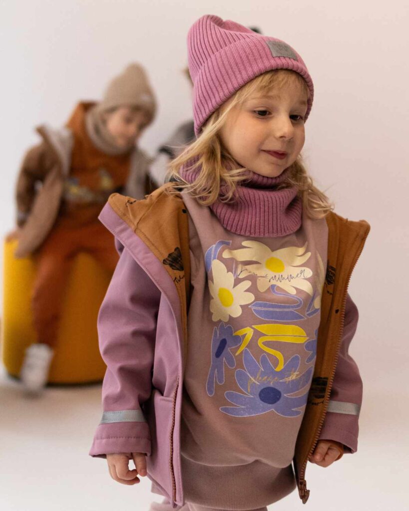 jasno różowa bluza dziewczęca z nadrukiem duże kwiaty