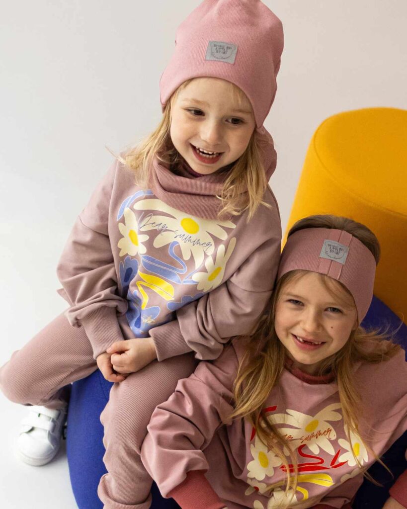 jasno różowa bluza dziewczęca z nadrukiem duże kwiaty